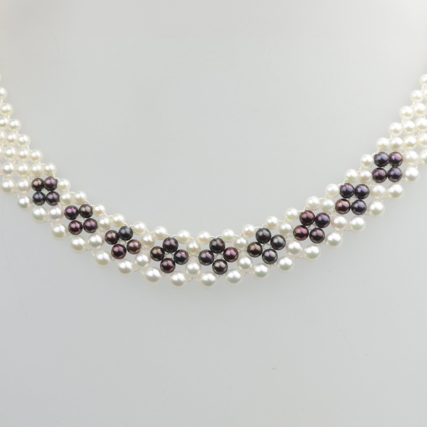 Zuchtperlcollier Akoya weiß/schwarz mit einer 585/- Bicolor-Schlieiße aus Geschäftsauflösung