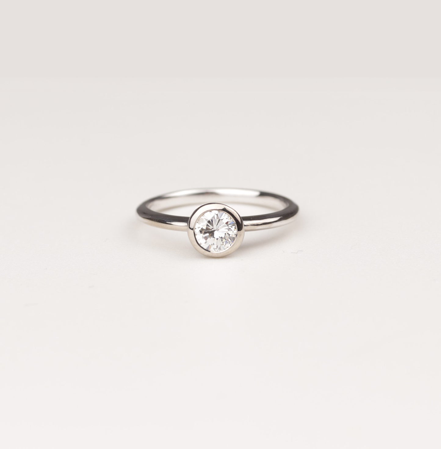 Solitär Ring 750/- Weißgold HRD Zertifikat 0,51 ct Brillant Zargenfassung