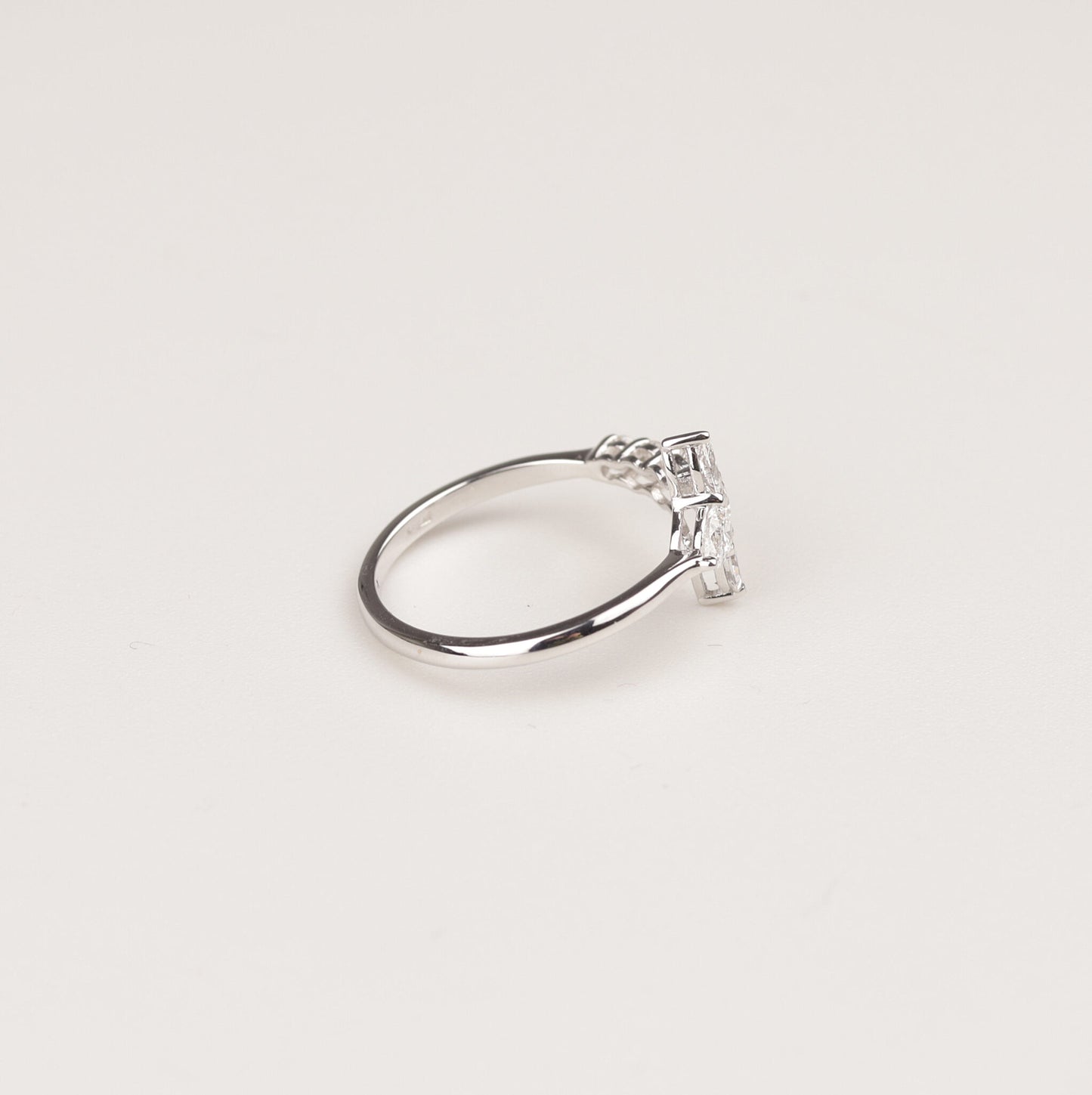 Brillant-Navette-Ring 750/- Weißgold 0,67 ct Diamant Krappenfassung