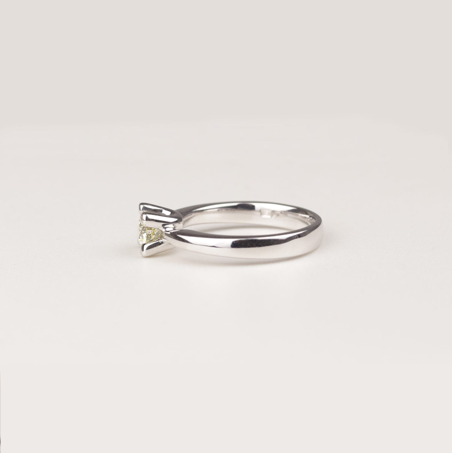 Solitär Ring 750/- Weißgold HRD Zertifikat 0,62 ct Brillant 4er Krappe