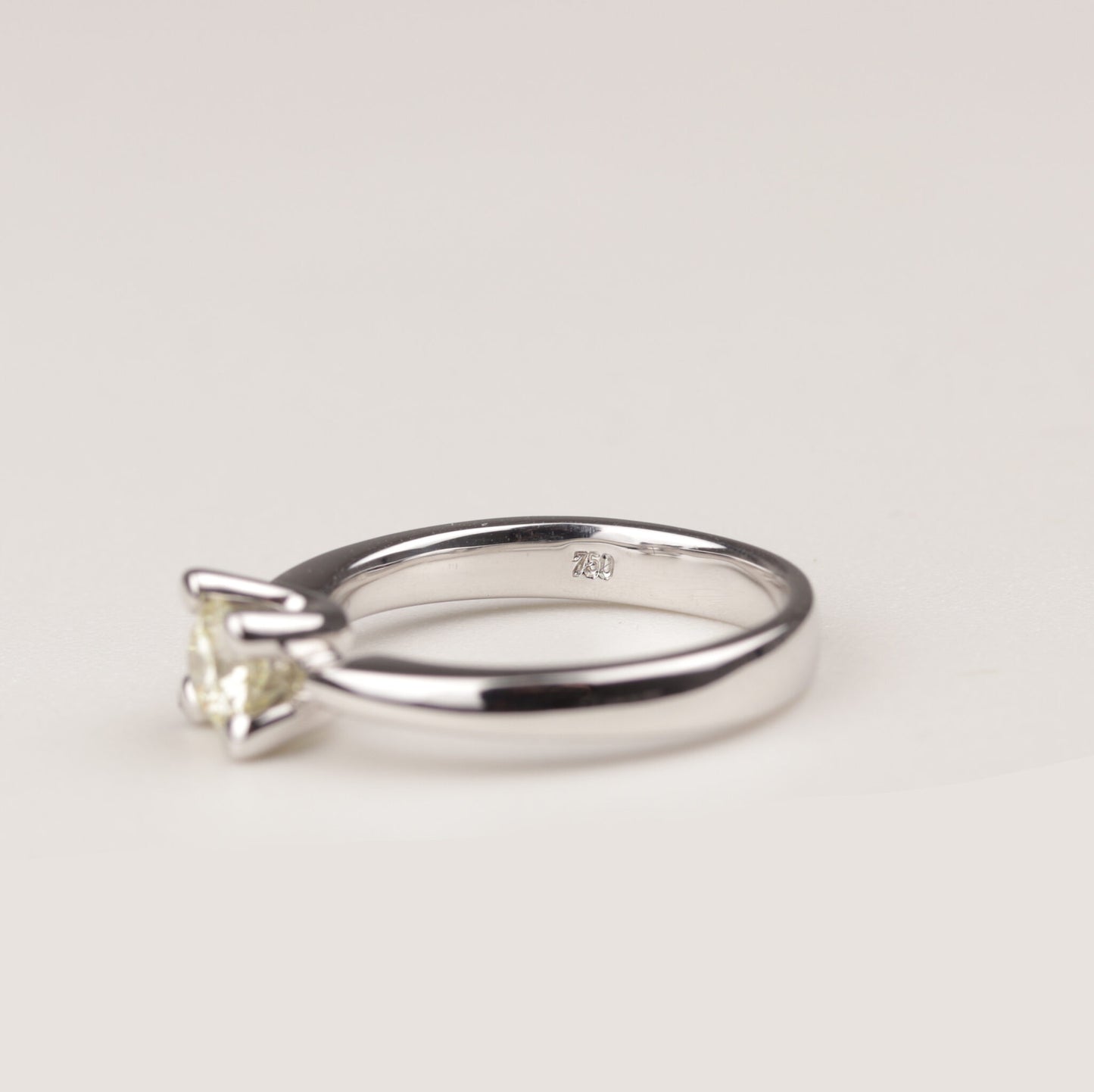 Solitär Ring 750/- Weißgold HRD Zertifikat 0,62 ct Brillant 4er Krappe